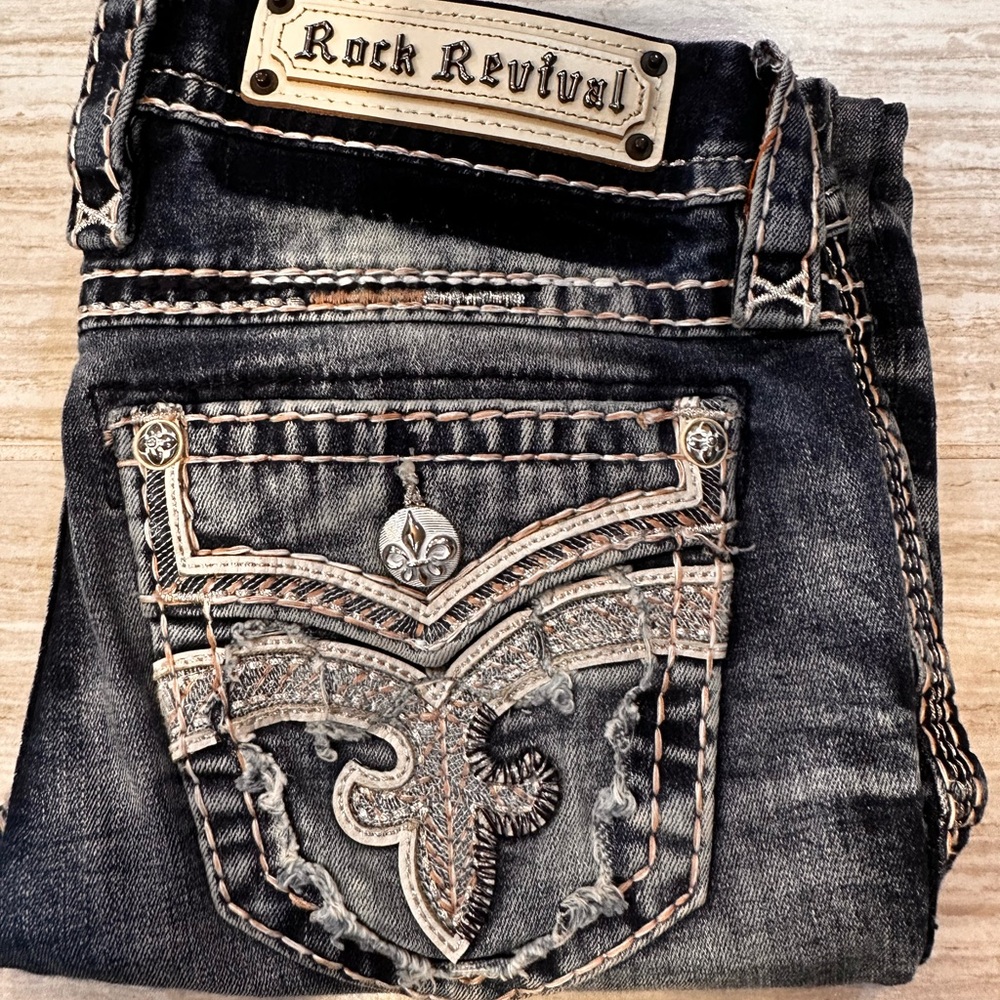Women’s Rock Revival Jeans
Sakai
Size 26x29
Pink, silver and white stitching